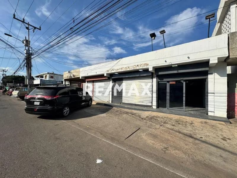 Alquiler de 2 Locales en Conjunto - Av. Principal -15- (Sierra Maestra).