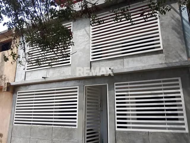 En Venta Amplia Casa de dos Niveles con Terraza en Urbanización La Isabelica Sector 9 