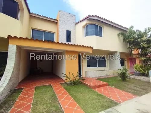 Rentahouse Lara Vende Excelente Quinta A Estrenar En Urb. Villa París; 2 Niveles, 4 Hab, 3 Baños, Pisos De Porcelanato, Planta Eléctrica, Tanque Y Vigilancia Privada. ¡lista Para Habitar!