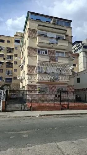 Vendido!!! Apartamento En Venta Para Remodelar . Situado En La Av Maria Teresa Toro De La Urb. Las Acacias. Por Su Ubicacion Estrategica Cerca De La Ucv #26-17756,