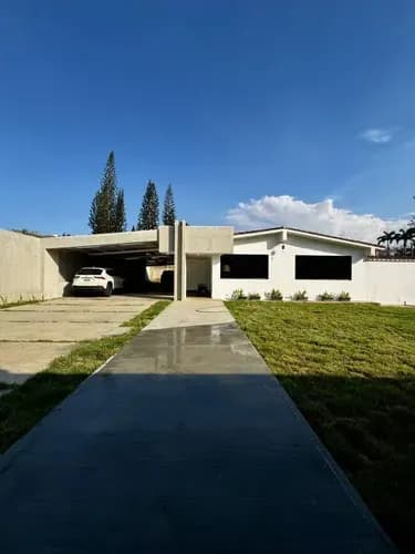 En Venta Casa Colinas De Guataparo. Conjunto Cerrado