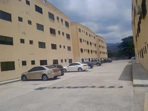 Colinas De Los Samanes La Entrada Naguanagua Apartamento En Planta Baja Ideal Por Su Comodidad , Cocina Actualizada , 2 Habitaciones ,2 Salas De Baño , Pisos En Cerámica , Área De Estudio , Sa