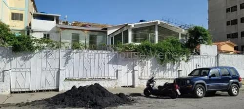 Amplia Casa Comercial En Venta 23-5761 En El Paraíso