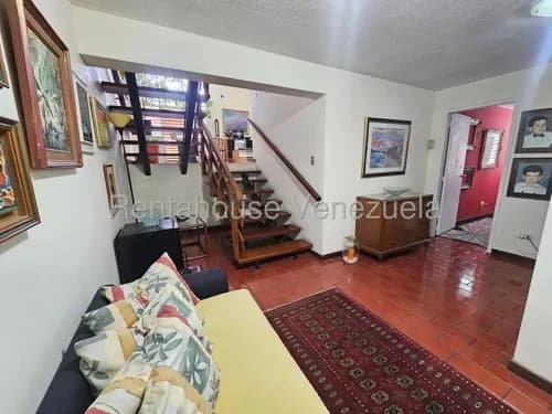A.s Amplia Casa En Venta En Cumbres De Curumo, Ubicada En Calle Cerrada Con Control De Acceso Yf 26-5551
