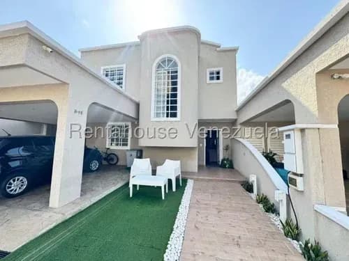 Daniela Linarez Vende Impresionante Casa Dúplex Con 4 Habitaciones, 3 Baños, Cocina Gourmet, Luminoso Salón, Terraza Privada, Planta Eléctrica, Ubicada En Ciudad Roca Barquisimeto