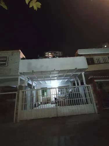 Vendo Casa Tipo Townhouse En Urb Los Mangos. Con 2 Tanques De Agua Aéreos, Conexión Para Planta Eléctrica Y Conexión De Internet.
