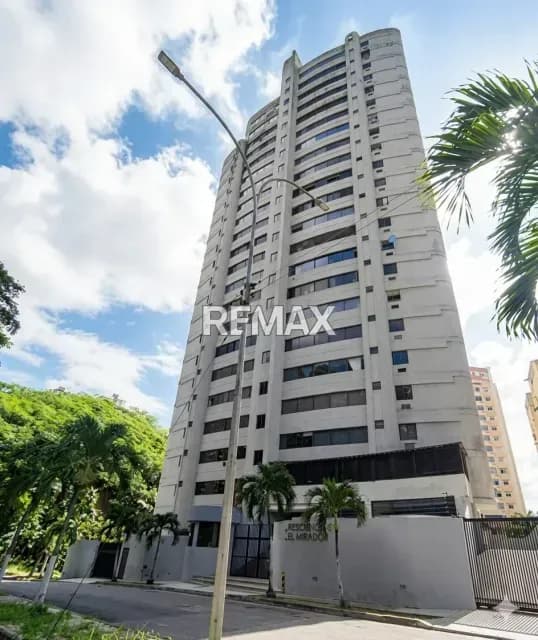 En alquiler amplio apartamento en las chimeneas piso bajo planta y pozo