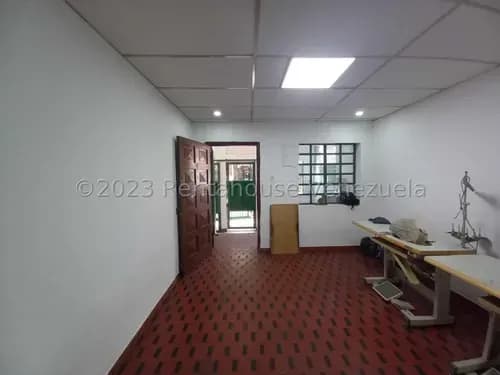Casa En Venta En Plaza Venezuela Cda 26-13933 Yf