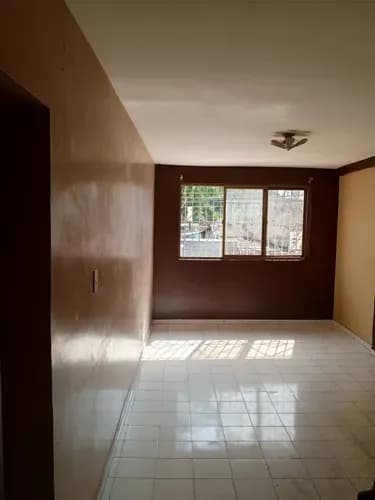 Apartamento En Venta Cerca Av Bolivar Valencia En El Piso 2 A Una Cuadra De La Avenida Bolívar Norte A 200 Mts De Mango Bajito Consta: 74 Mt2 3 Habitaciones Con Clósets 2 Baños Cocina Pequeña Empotr