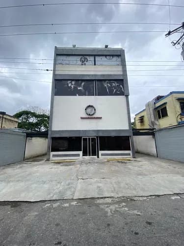 Edificio Comercial A 100 Metros De La Av. Bolivar Norte. Planta Eléctrica, Tanque De Agua, Estacionamiento Para 15 Vehículos (mer)