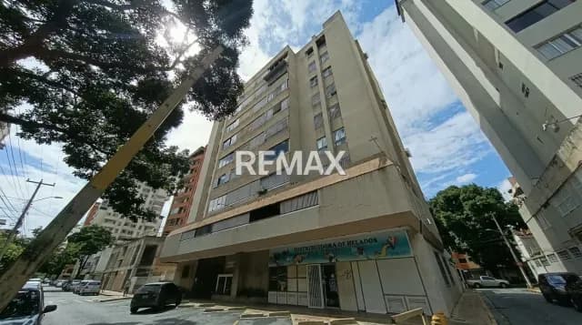 En Alquiler apartamento semi amoblado piso 1 en La Urbina
