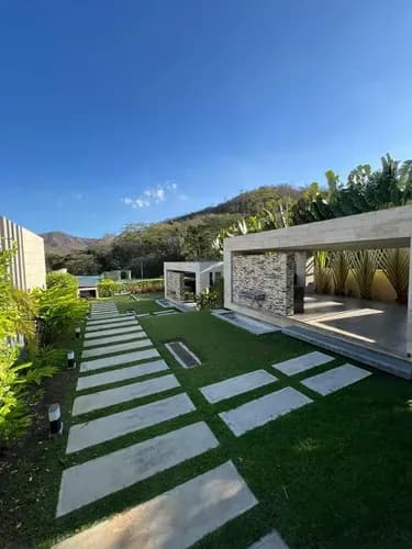 Townhouses En Venta En Cumbres De Guataparo, 247 Mts2. Areas Sociales, Planta Total Pozo Y Acabados De Lujo, Cocina A Diseñar. Yh