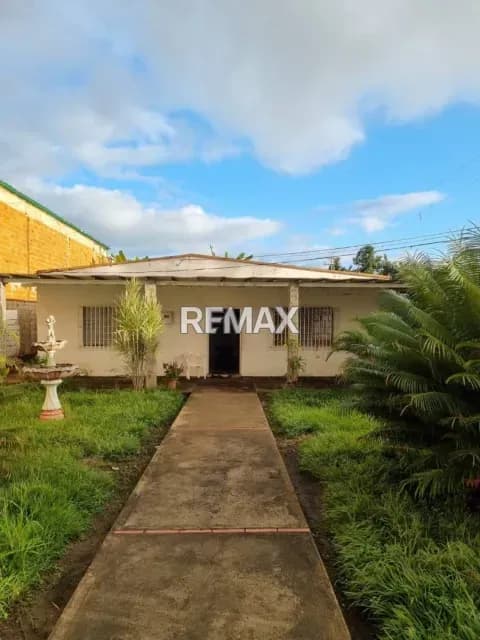Ofrezco para la venta Inmueble ideal para negocio, almacén, galpón u otro. Ubicado en la Av José Tadeo Monagas
