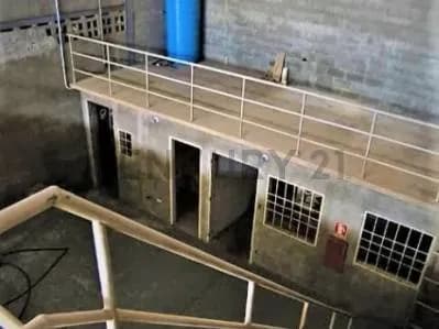 Galpón 241m2 con luz trifásica, mezzanina a metros de la Av. Fuerzas Armadas