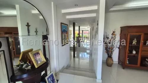 Daniela Linarez Vende Encantadora Casa Con Bella Cocina Concepto Abierto,4 Habitaciones, Vestier, 2 Baños, Estudio, Cancha De Tenis, Tanque Subterráneo De 10.000 L, Este De Barquisimeto