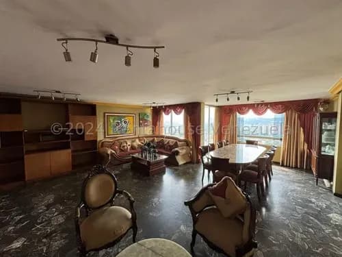 Casa En Venta En Colinas De Santa Monica Ubicada En Calle Cerrada Con Vigilancia Privada, Estudio, Jardín Privado Y Pisos De Marmol