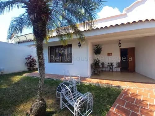 Jv Vende Casa Amplia Y Confortable, Ubicada En Valencia, Guaparo, Quinta Avenida 105 Manz 05 Parcela 16 158-107 C. 24-18638 Jun1