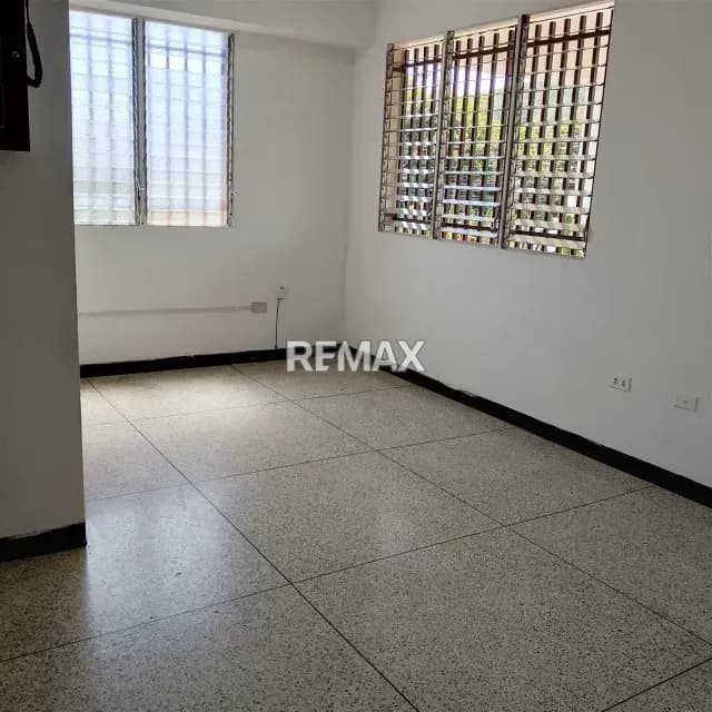 ALQUILER DE APARTAMENTO UBICADO EN EDIFICIO CARONI