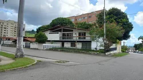 !!! Oportunidad Única !!! Amplia Residencia Con Potencial Comercial En Zona En Transformación **¡descubra Esta Excepcional Propiedad Con Enorme Potencial Comercial En Una Ubicación Privilegiada!**