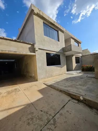 Casa De 2 Niveles En Venta Ubicada En La Urb. Trigal Sur, Valencia, Edo. Carabobo.