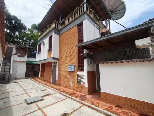 Inmueble: Casa Operación: Venta Metros Cuadrados: Construcción: 350m2 Terreno: 251.48m2 Ambientes: