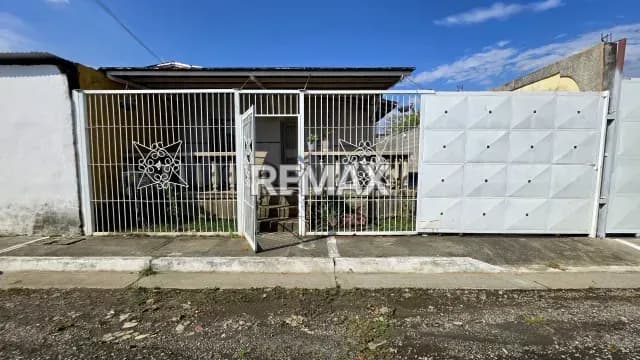 En Alquiler casa semi amoblada urbanización prados del sol