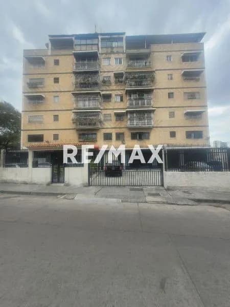 ¡Descubre el Potencial de Este Pent-house en Los Rosales y Hazlo Tuyo!