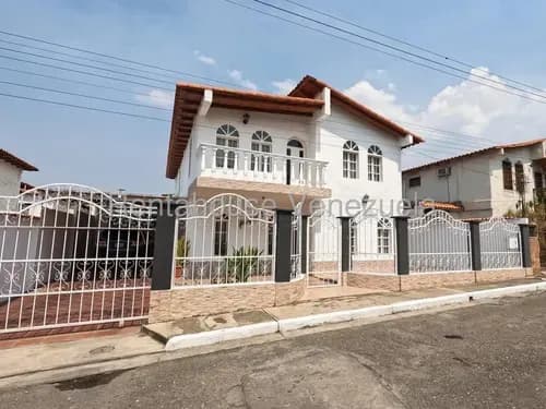 Rentahouse Lara Vende Amplia Y Moderna Casa En Excelente Zona; 5 Habitaciones, 4 Baños, Cocina De Estilo Italiano, Acogedor Family Room Y Estacionamiento Privado. ¡confort Y Estilo!