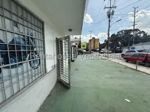 Casa Comercial En Venta, En Zona Altamente Comercial, Santa Cecilia, Inm 26-8120, Ubicada En Equina, Con Puestos De Estacionamiento. Posee Una Distribucion De 4 Locales Amplios
