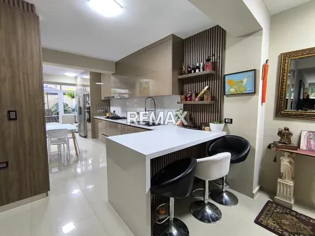 En venta moderno apartamento en Resd Titanium Suite en la Urb Piedra Pintada