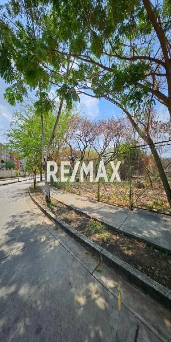 Venta de terreno comercial en Av. Don julio Centeno