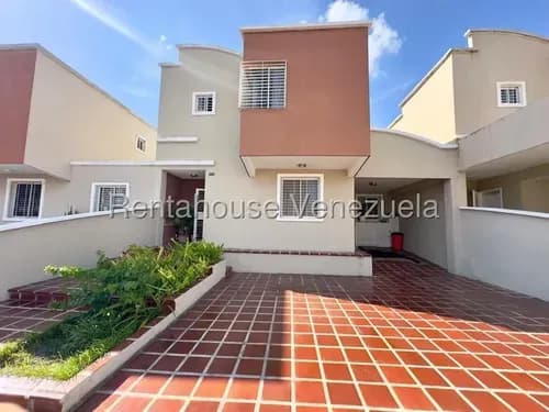 Ana Karina Molleja Vende Hermosa Y Cómoda Casa De 2 Niveles Con Piscina, En Ciudad Roca Barquisimeto, Lara /akm