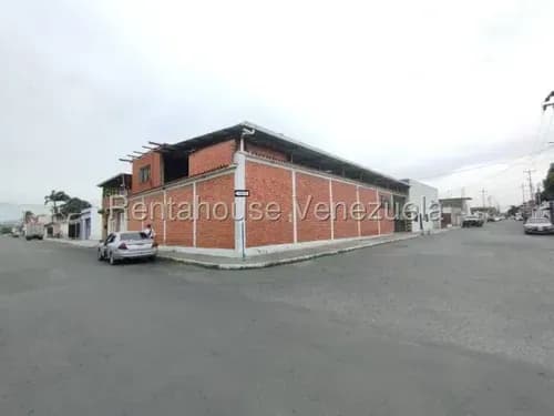 Karen García Te Ofrece En Venta Amplio Galpón En Centro De Barquisimeto, Zona De Ventas De Repuestos De La Ciudad, Ideal Para Taller O Deposito.