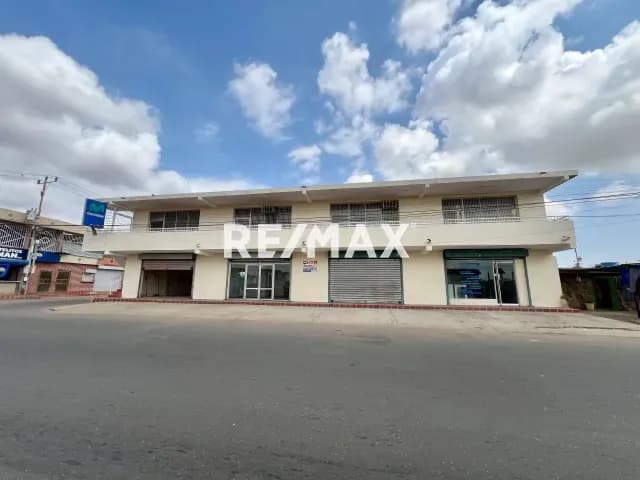 CENTRO COMERCIAL en la av del caujuaro Zona sur