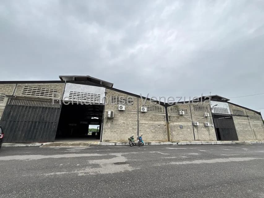 Comercial (Galpon - Deposito) en Alquiler en La Ensenada, Lara