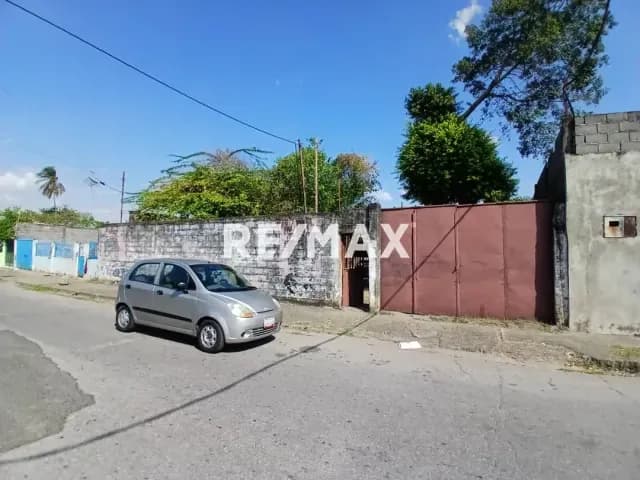 En venta propiedad! Con un alto potencial comercial con un terreno de 551.42mts² con una construccion ubicado en la av.44 entre calle 4 y 5 sector el palito. Barrio bella vista