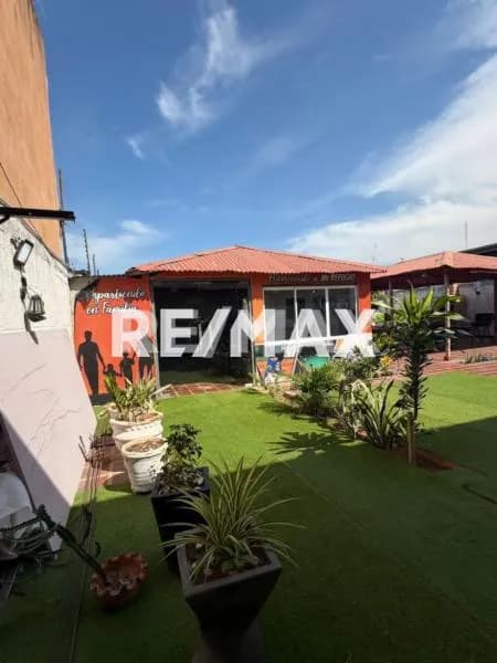 Hermosa casa de 2 plantas, con Salón de fiestas