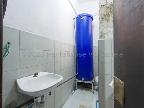 Antony S. Profesional Inmobiliario. Vende Local Comercial En Oeste De Barquisimeto. Carrera 15 As-nv 24-11594