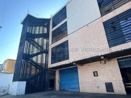 Vendo Local De Oportunidad Barcelona, Avenida Fuerzas Armadas 140m2
