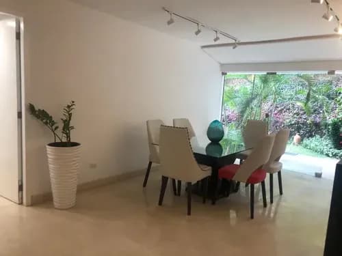 Hermosa Pb Remodelada De 130 Mt Mas 50 De Jardin. Consta De 3 Habitaciones, 3 Baños, 2 Puestos, Calle Cerrada