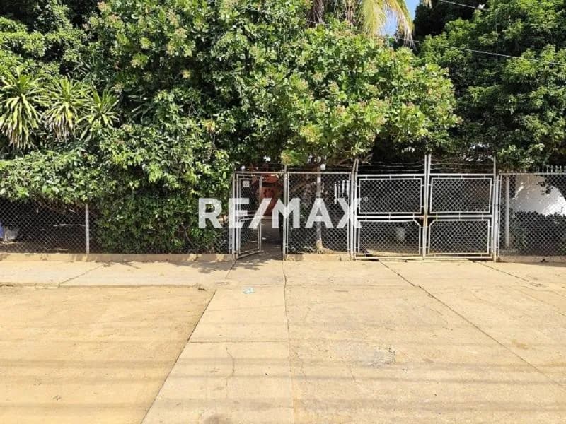 SE VENDE Casa con excelente UBICACIÓN COMERCIAL, en la Av. 40 de la Urb. Coromoto, a 20 mt de la Redoma Tierra (La de Maraplus)