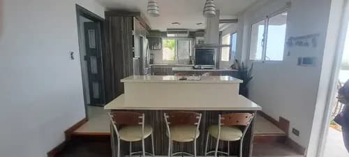 Perla Dorada Real Estate Vende Espectacular Casa De Diseño Moderno, Ubicada En La Exclusiva Urbanización Paraíso, Municipio Maneiro. Una Propiedad De Lujo Diseñada Para Ofrecer El Máximo Confort.
