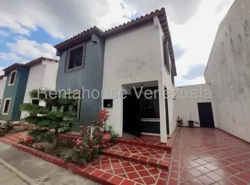 Rentahouse Lara Vende Bella Casa Dúplex Amoblada Y Equipada En Urbanismo Prestigioso. ; 154 Mts, 4 Hab, 3 Baños, Patio Y Tanque De 4.000 L. Conjunto Con Vigilancia Y Áreas Sociales.