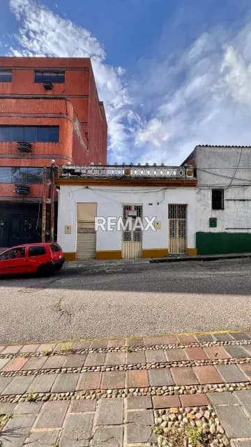 En ALQUILER Casa a pie de calle Frente al Parque Sucre Ideal para comercio