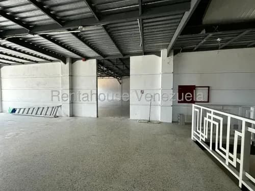 Raíza Suárez Alquila 2 5 1 8 8 0 8 Local Comercial De 222,14 M2 En Zona Centro De Barquisimeto