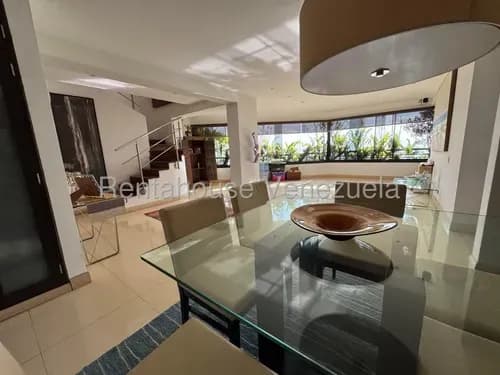 Af- Apartamento Penthouse En Venta En Colinas De Bello Monte, Remodelado, Con Acogedora Terraza, Conjunto Residencial Con Agua Constante Y Vigilancia