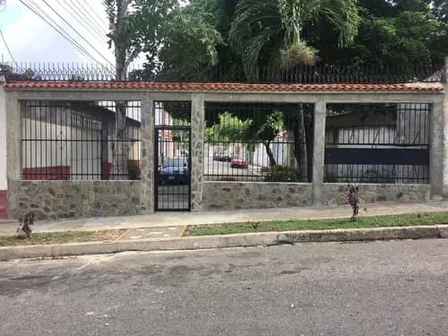 En Venta Casa Comercial Urb Lomas Esmeralda San Diego 800 Mt2 De Construcción 440mt2 Terreno Casa Principal 5habitaciones 5baños Sala Comedor, Cocina Empotrada, Balcón 4 Estacionamientos. An