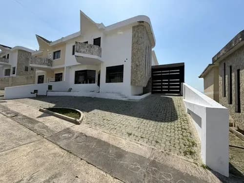 Casa Venta Financiamiento Financiada Pirineos San Cristobal Tachira 211mts2 -4 Habitaciones. -4 Baños -balcón En Hab Principal. Vista A La Ciudad. --v110 Y V220
