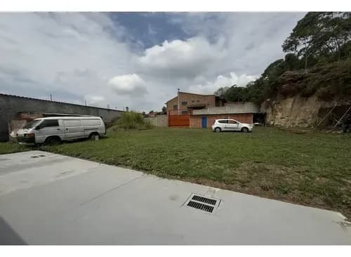 Terreno Plano Con Construcción Doble Uso