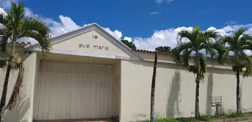 Amplia Casa Con Piscina En La Urbanizacion Belensate